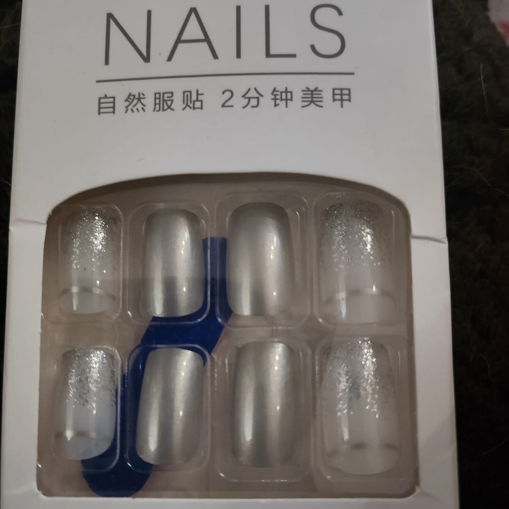 NEW IN BOX 24 PIECE FAKE/ARTICIAL PRESS ON NAILS ~ SHORT/MEDIUM LENGTH